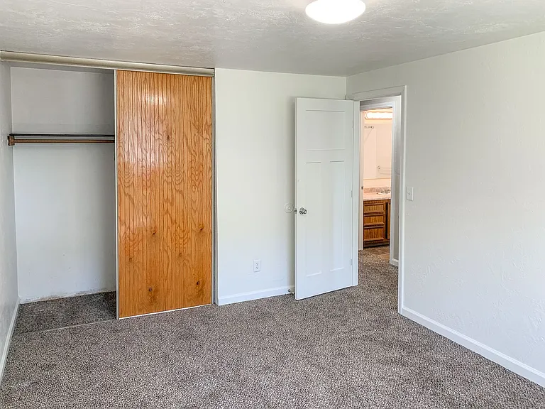 Apartment in West Salem near banks, shopping areas, bus lines, and downtown! ~ Colonial — Photo 65