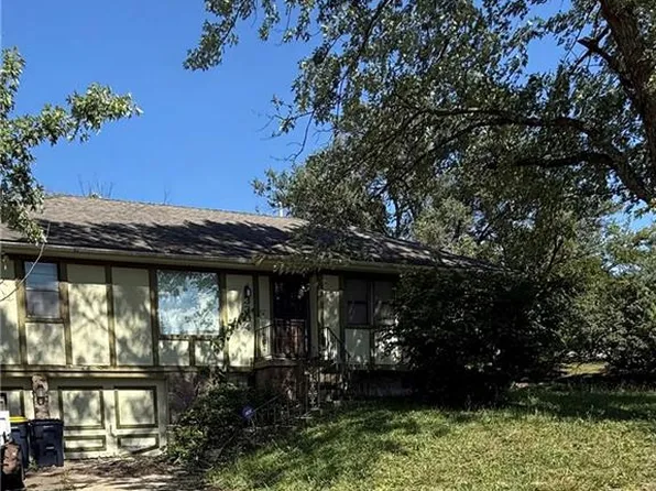 3304 Southern Hills Dr, Kansas City, MO 64137