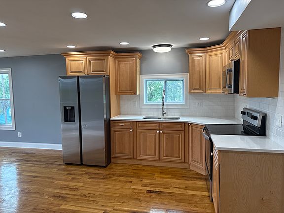 3rd image of 138 Lafayette St #2
