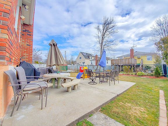 5th image of 204 Amber St
