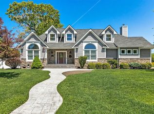27 Quintuck Ln, East Islip, NY 11730