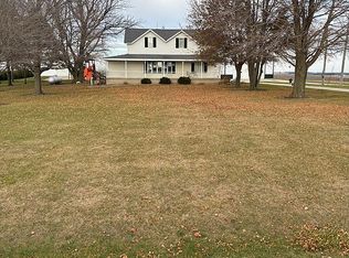 1413 255th St, Manchester, IA 52057