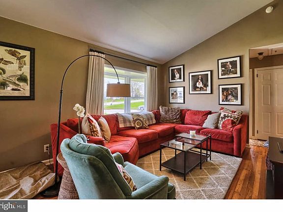5th image of 38 E Lincoln Ave