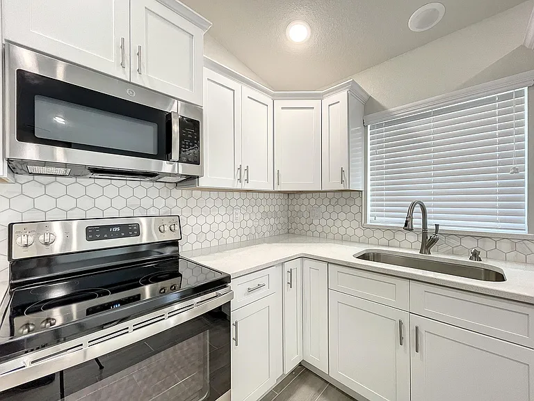 438 Union Dr — Photo 7