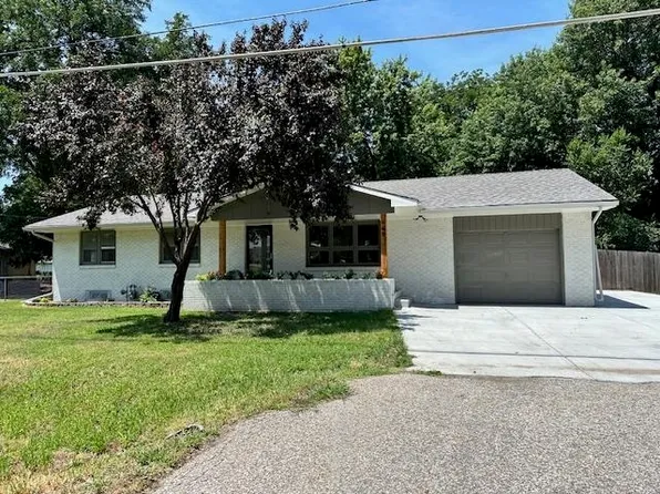 449 S 1st St, Colwich, KS 67030