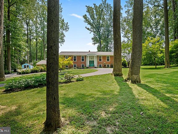4th image of 4 Country Club Ln