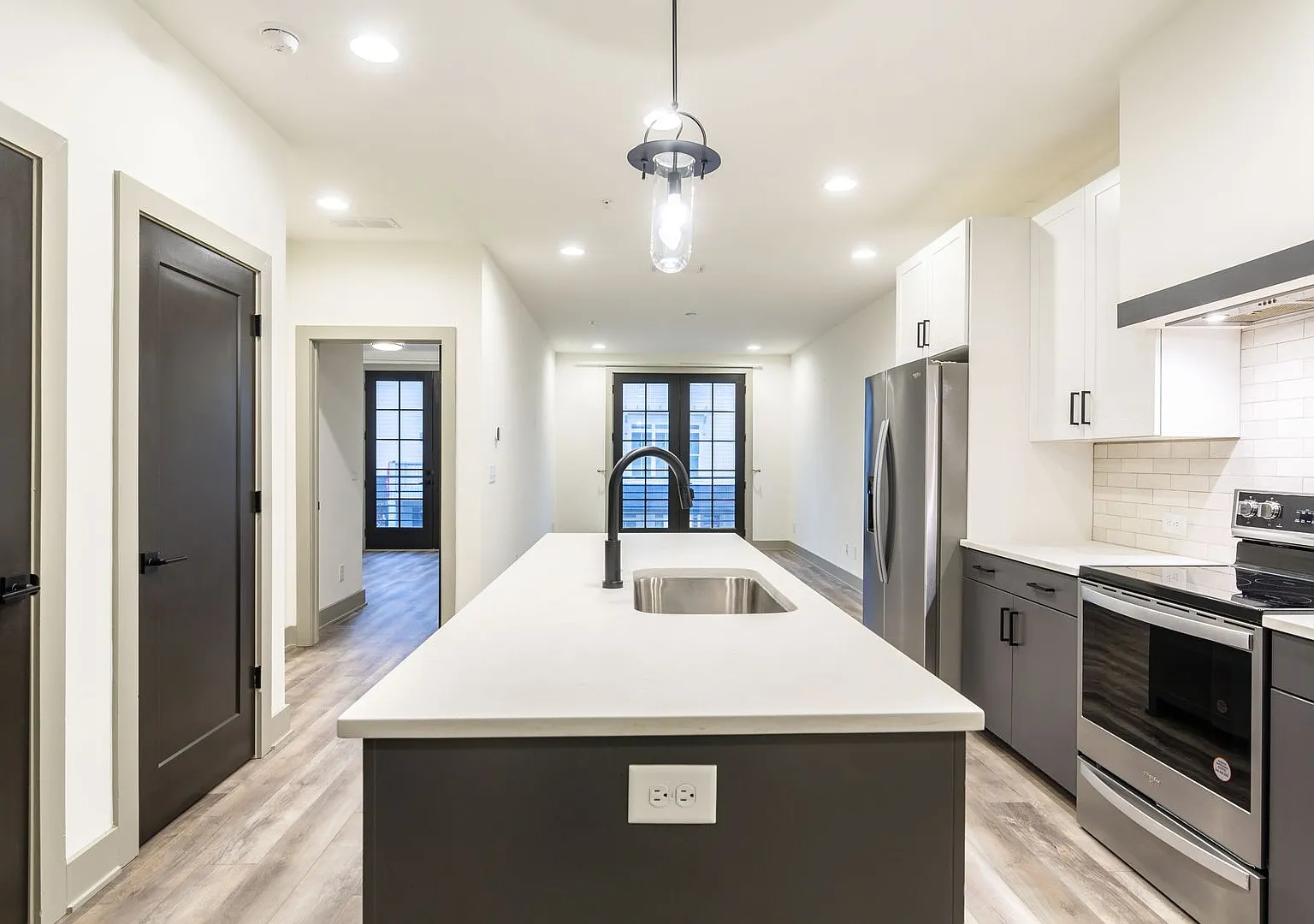 Gorgeous 1 Bed/1 Bath in Edgewood! — Photo 1