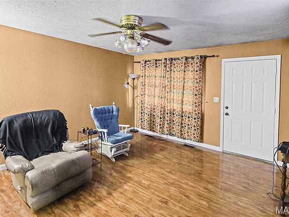 5th image of 226 Donald St
