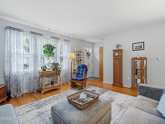 4th image of 16 Patricia Ave
