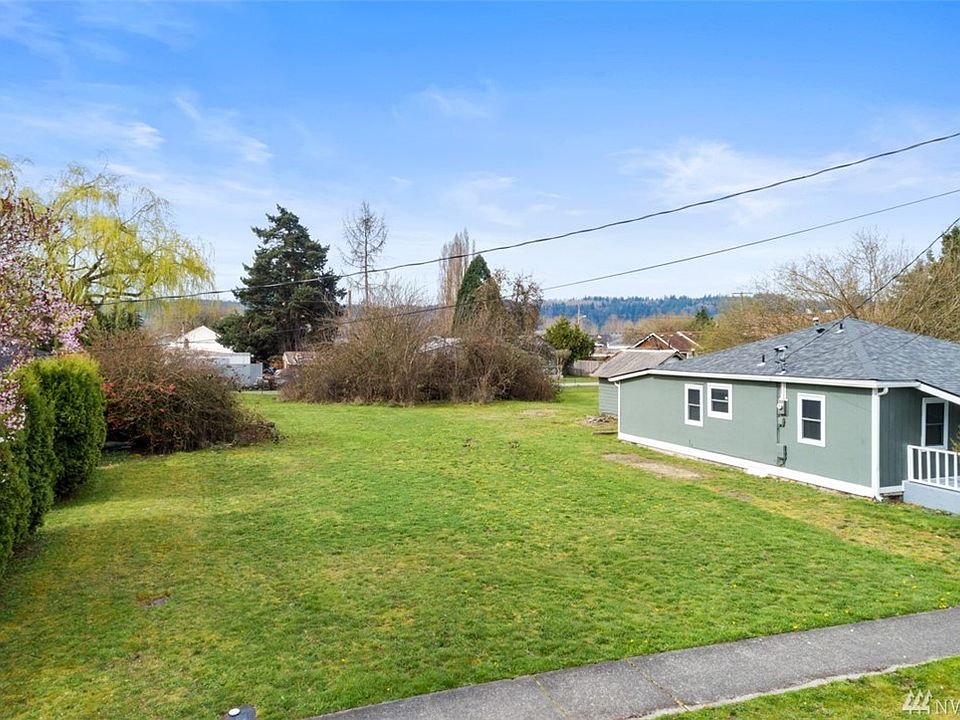 1st image of 215 Corrin Ave NW