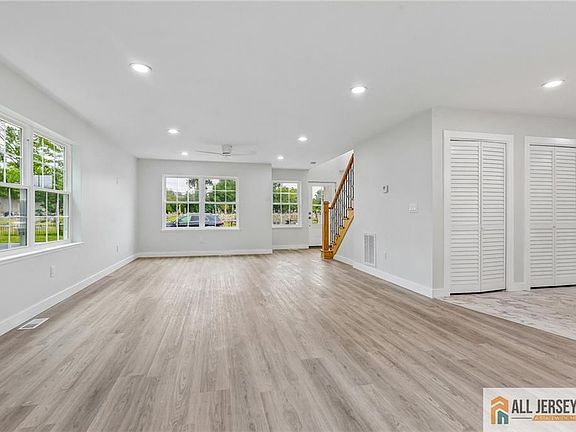 4th image of 101 Saint Stephens Ave