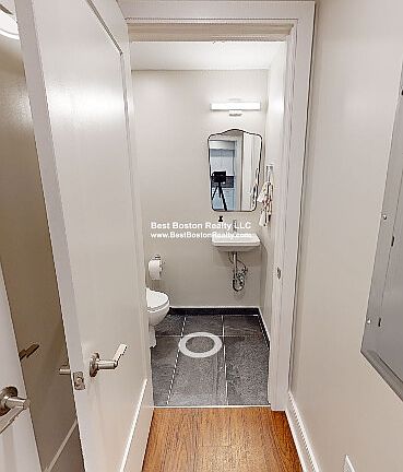 5th image of 386 Harvard St