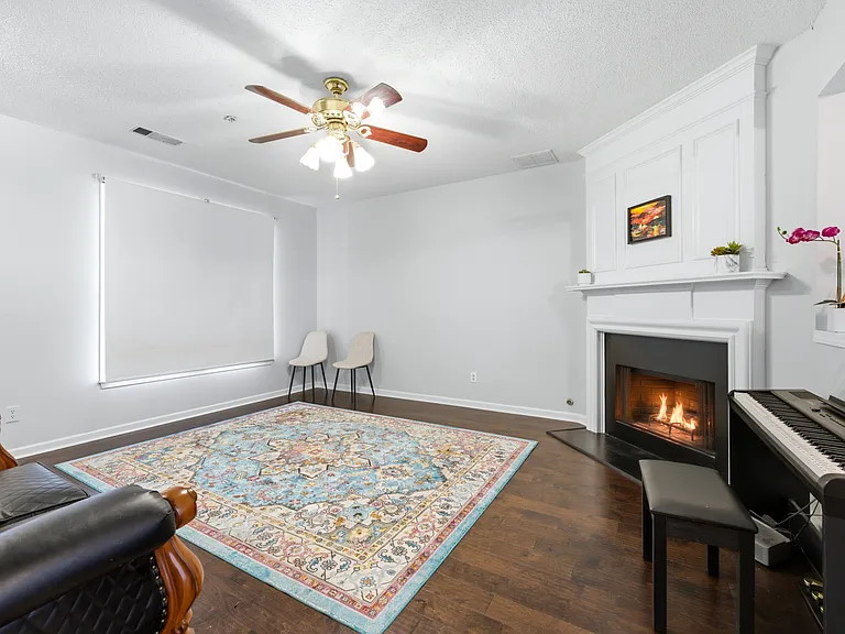 Whitestone Pl — Photo 1