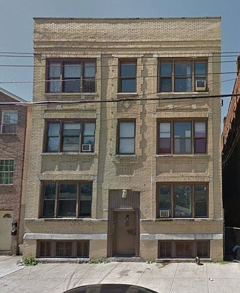 2nd image of 9 1/2 Grant Ave
