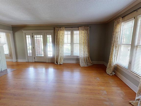 3rd image of 830 Sampson Ave