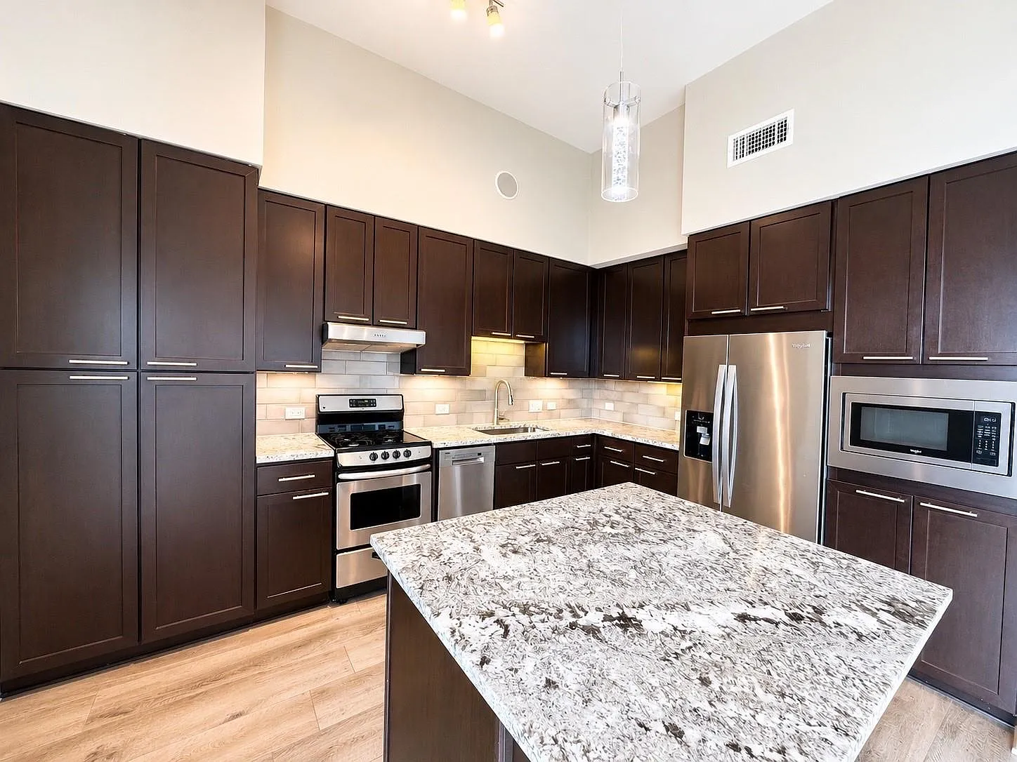 1 bed, 1.0 bath, 680 sqft, $1,861 — Photo 3