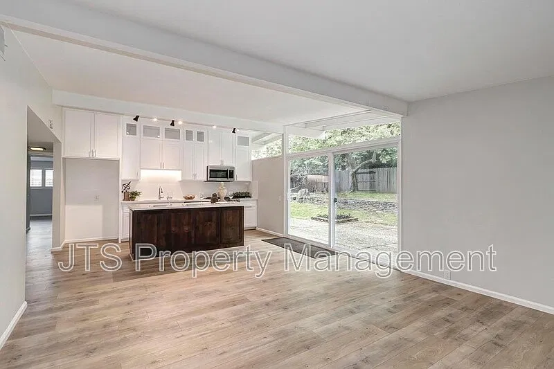 4 bed, 2.0 bath, 1701 sqft, $2,995 — Photo 3