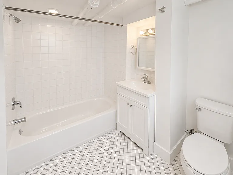 1633 Wayne Ave #B — Photo 8