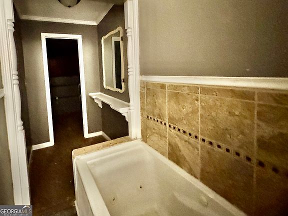 5th image of 720 Harold St