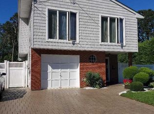 611 N Broome Ave, Lindenhurst, NY 11757