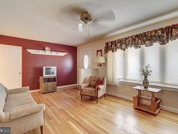 3rd image of 2890 Sunset Dr