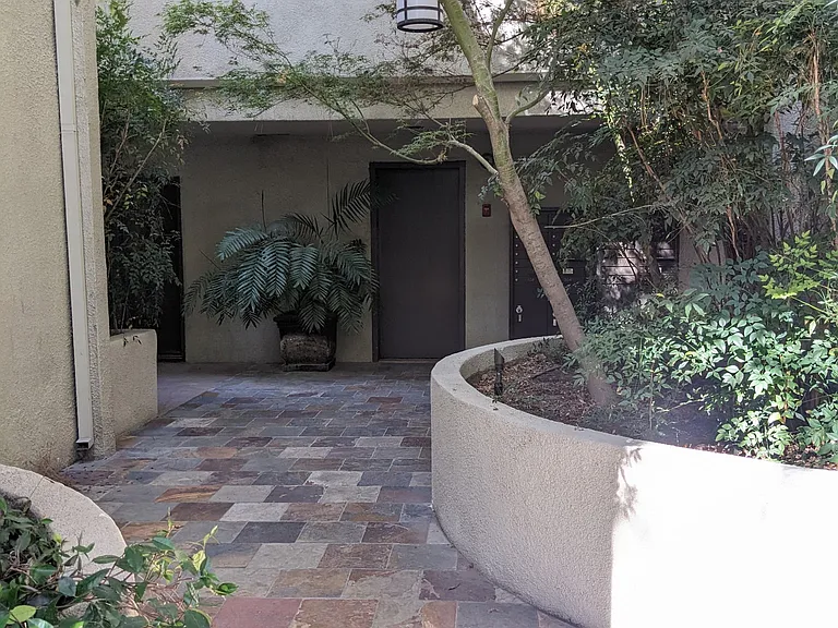 211 S Wilson Ave — Photo 18