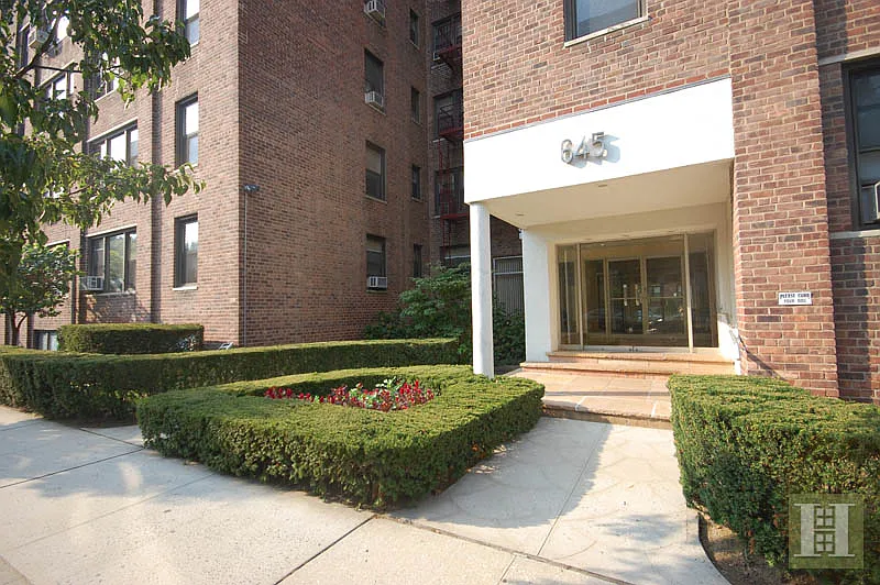 645 W 239th St APT 3F photo 1