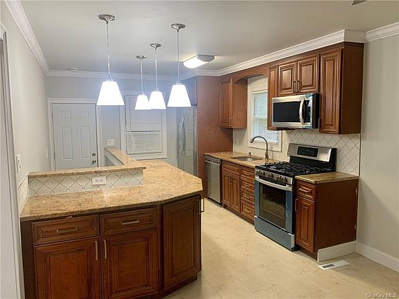 4th image of 7 Bonnie Brae Dr