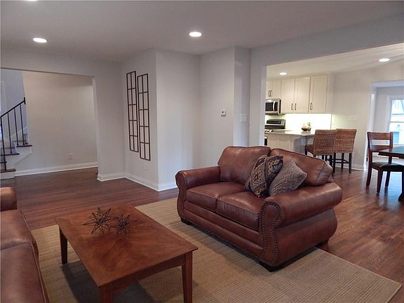 5th image of 208 Buckingham Dr W