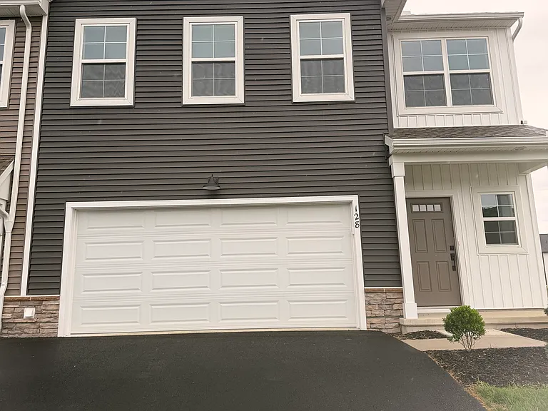 128 Foundry Ln — Photo 1