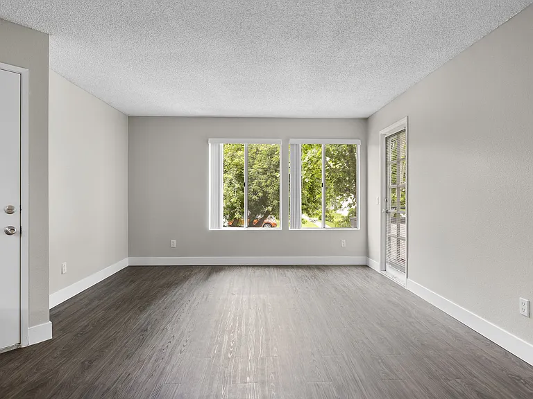 BROOKWOOD VILLAS — Photo 18