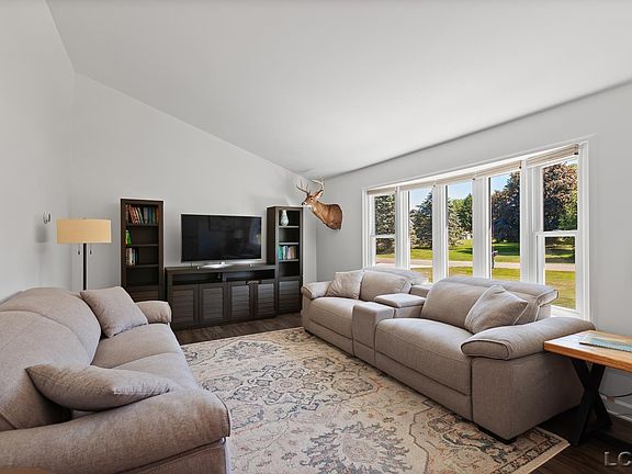 3rd image of 8826 Hawthorne Dr
