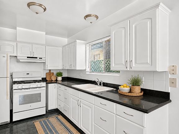 4th image of 19 19th Ave APT 2