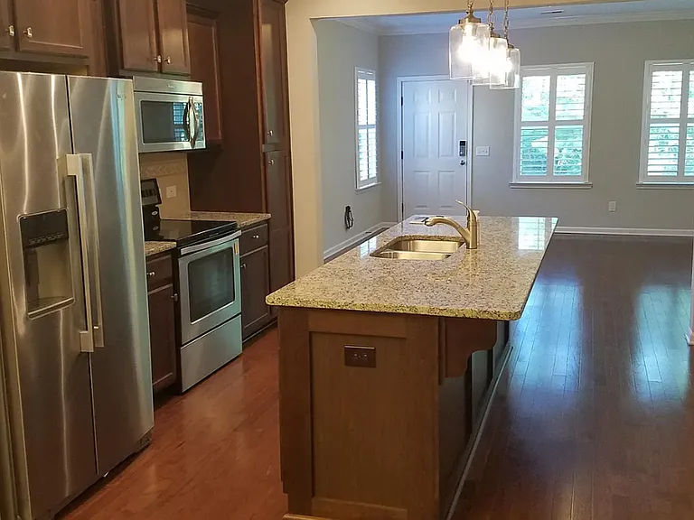 215 Bennett Ln — Photo 4