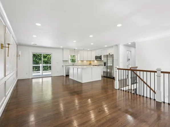 34 Oklahoma Trl, Hopatcong, NJ 07843