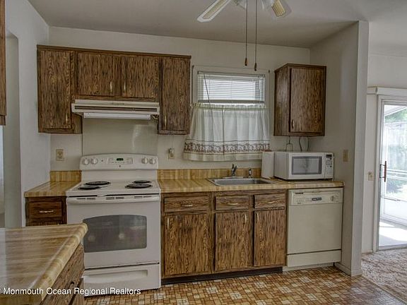 2nd image of 40 Keene St