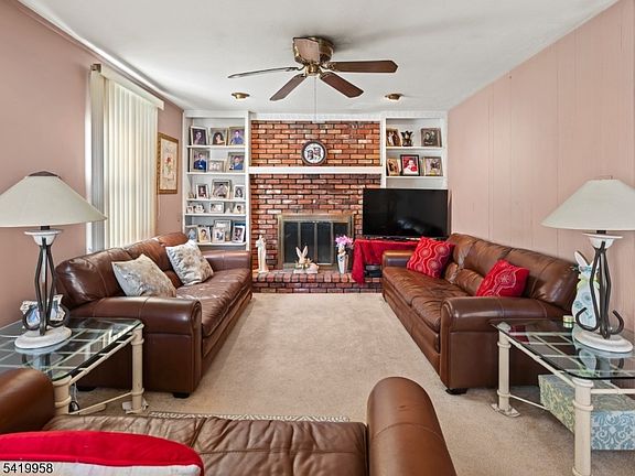 3rd image of 544 Goffle Hill Rd