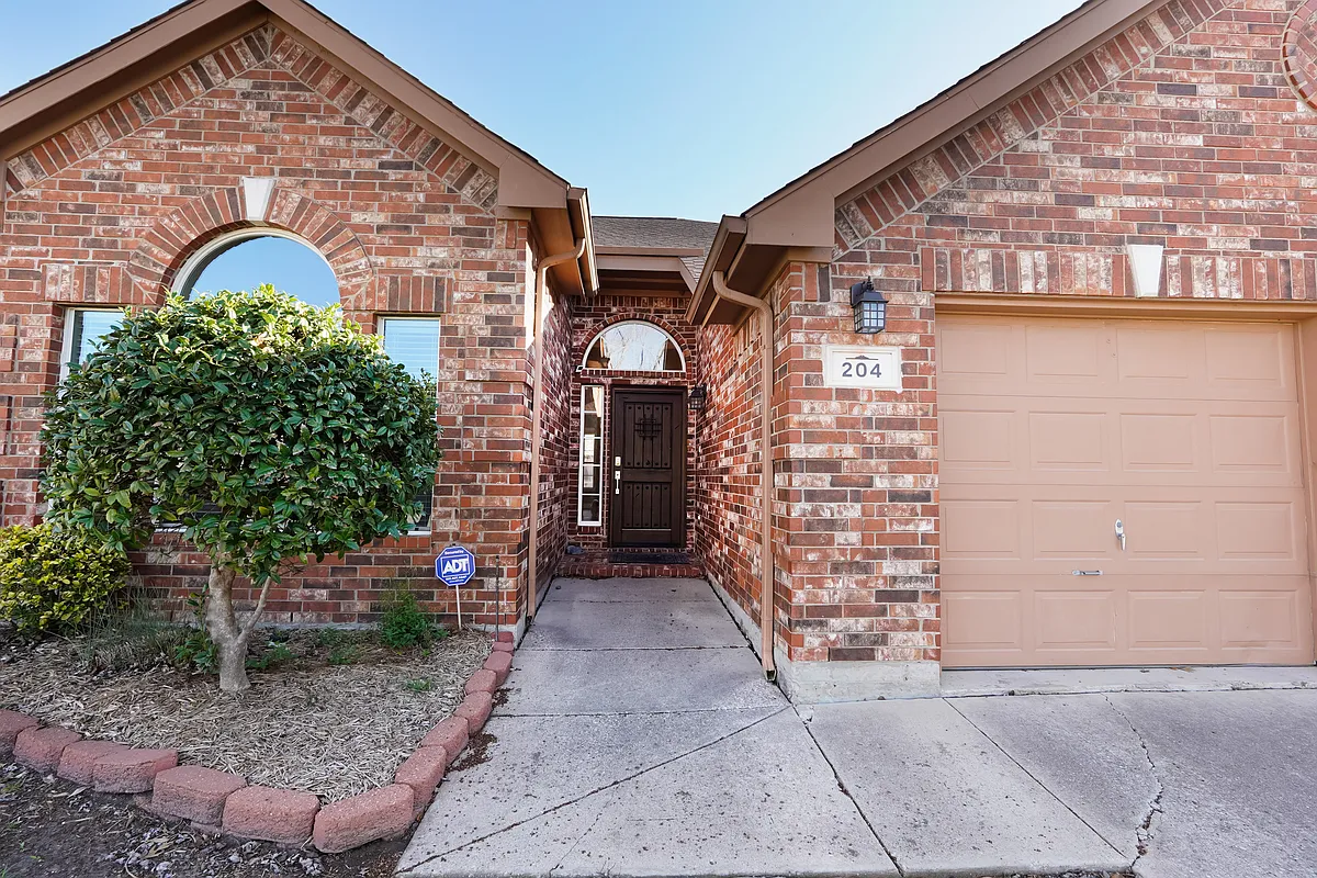 Building Photo - 204 Village Trl