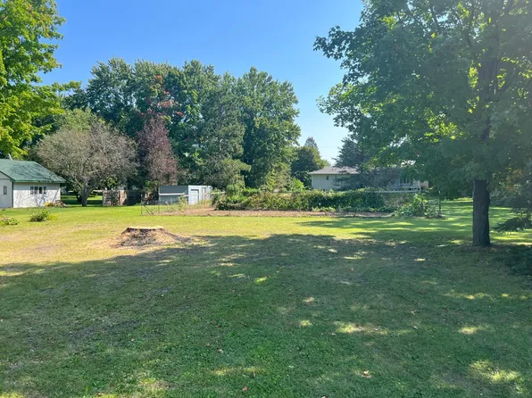 37 Pine Ridge Ter, River Falls, WI 54022