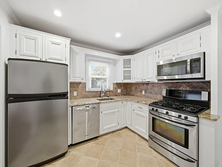 10 Lloyd Ave — Photo 10