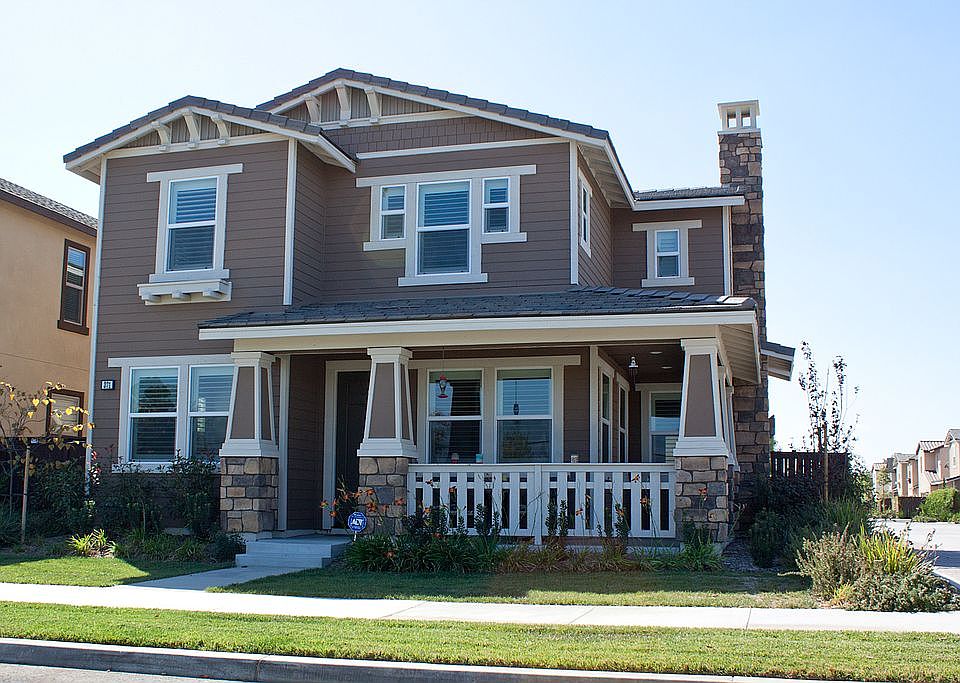 1st image of 371 Silktree Ave