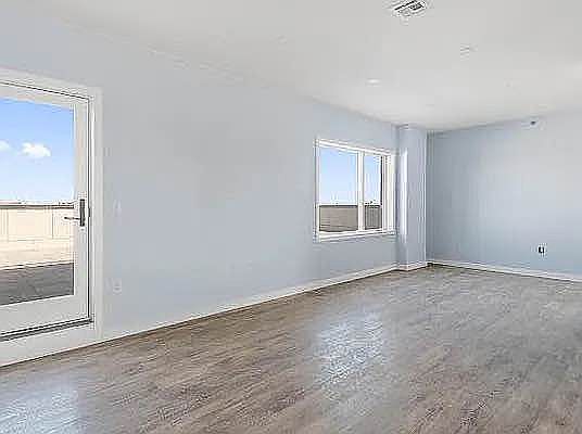 5th image of 2733 E 12th St Penthouse 2