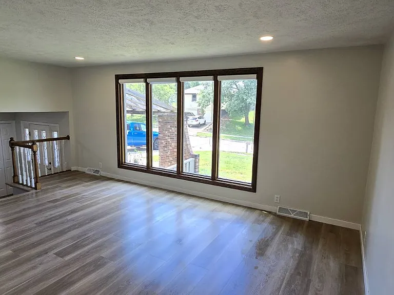 5617 S 104th Ave — Photo 3
