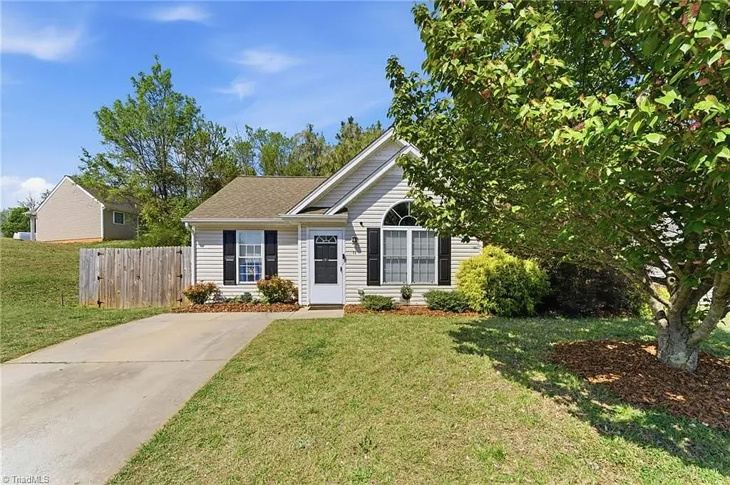 3 bed, 1100 sqft, $1,900 — Photo 3