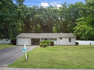 5 Oakwood Dr, Howell, NJ 07731