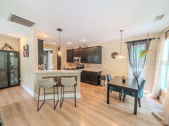 4th image of 22 Timbercrest Cir