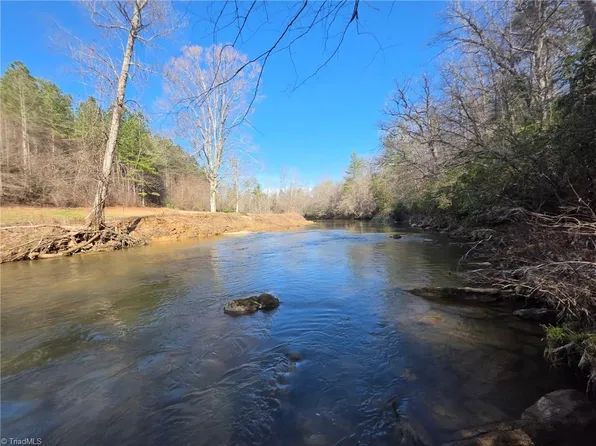 Beacon Ln, Mount Airy, NC 27030