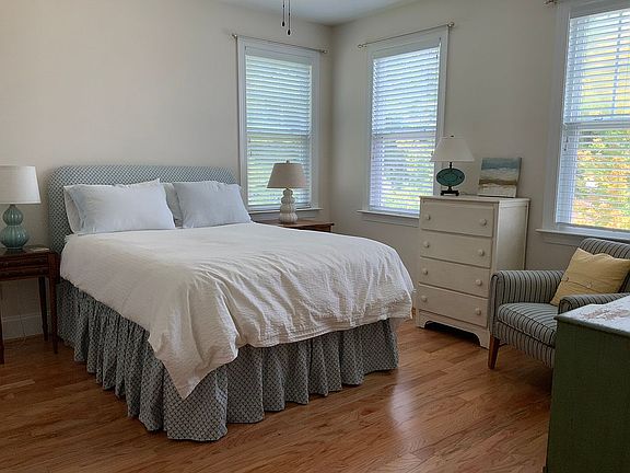 MBR w/walk-in closet