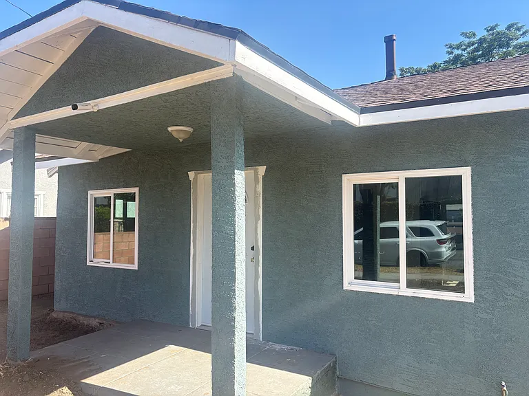 124 E Cypress Ave — Photo 2