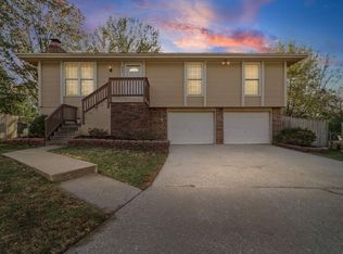 633 SW 36th Ter, Lees Summit, MO 64082